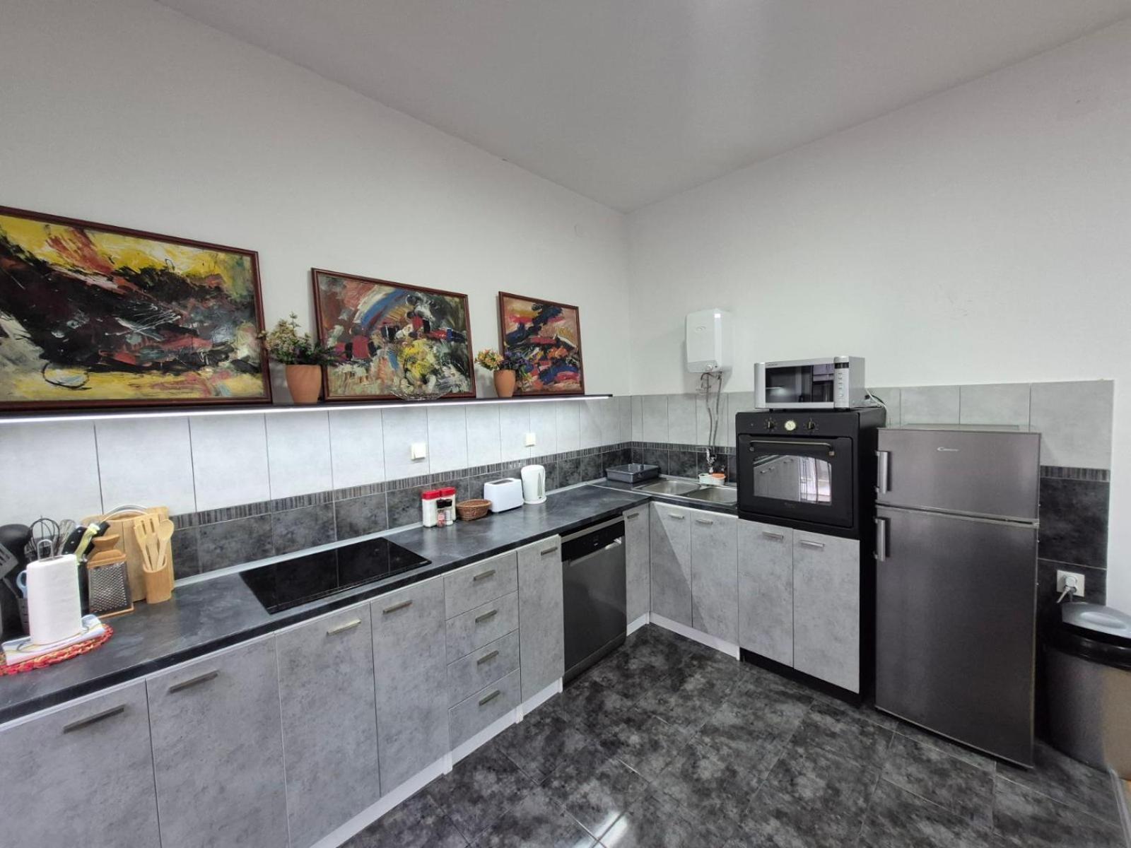 Authentic Belgrade Centre Apartments For Large Groups, Republic Square - Up To 47 People In 5 Apartments الغرفة الصورة