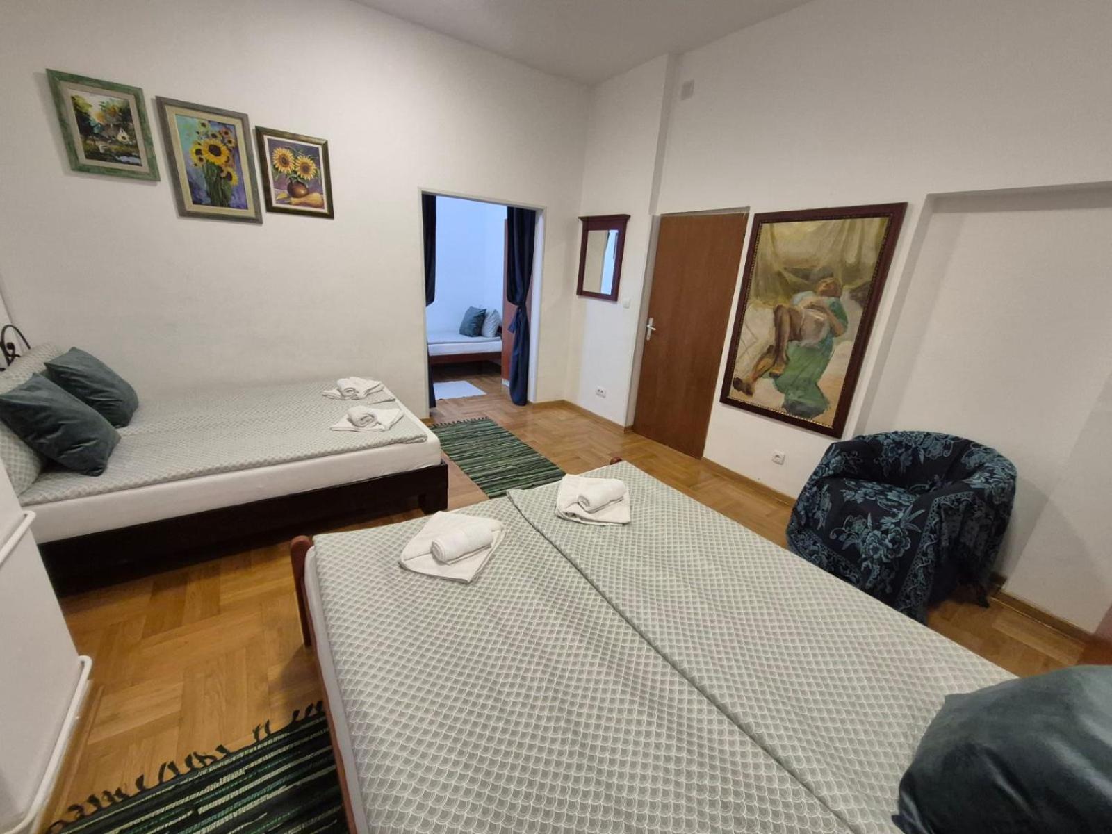 Authentic Belgrade Centre Apartments For Large Groups, Republic Square - Up To 47 People In 5 Apartments الغرفة الصورة