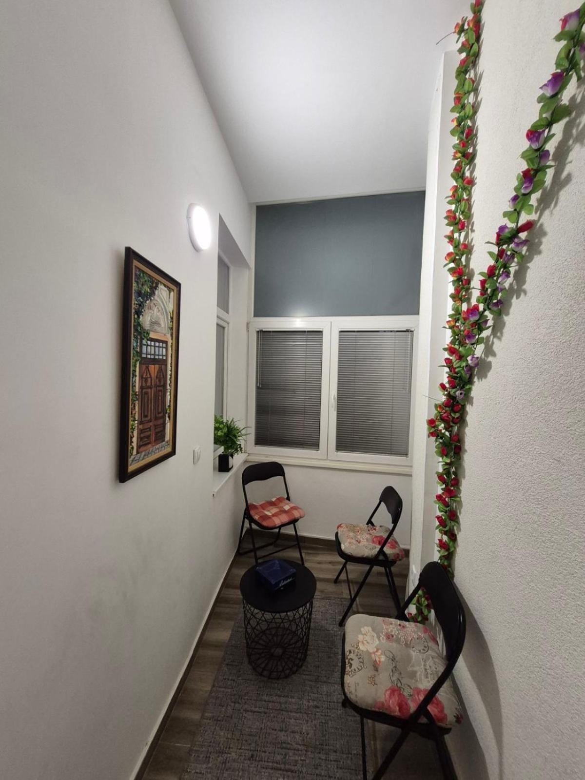Authentic Belgrade Centre Apartments For Large Groups, Republic Square - Up To 47 People In 5 Apartments الغرفة الصورة