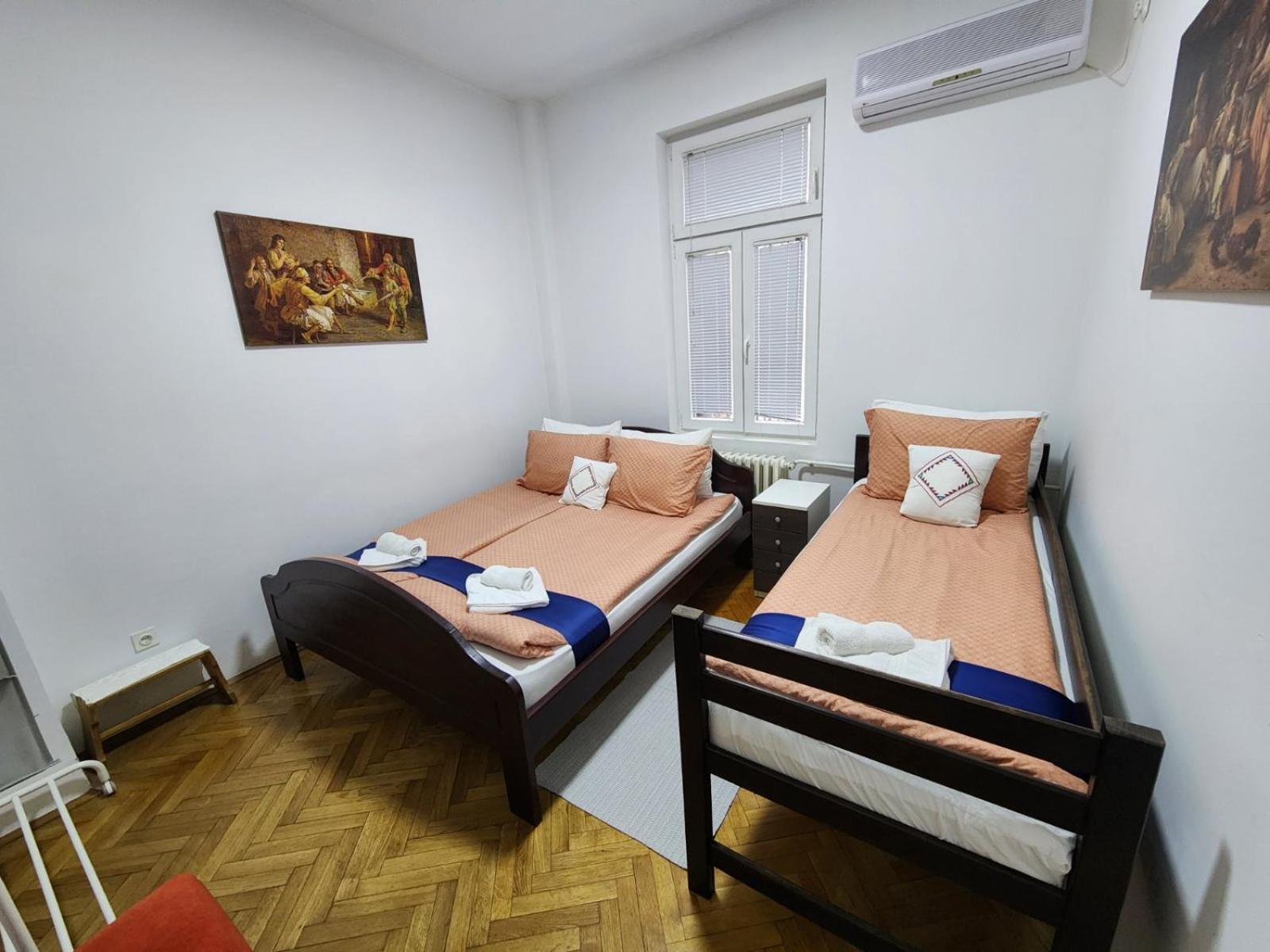 Authentic Belgrade Centre Apartments For Large Groups, Republic Square - Up To 47 People In 5 Apartments الغرفة الصورة